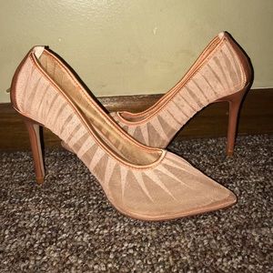 Mesh blush pumps